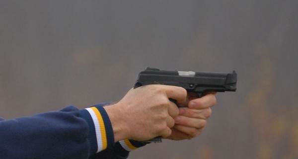 В Тернополе парень испытывал новый пистолет, стреляя по окнам и машинам