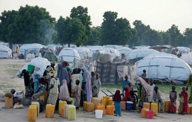 В Нигерии авиация разнесла лагерь для беженцев, погибли более 100 человек