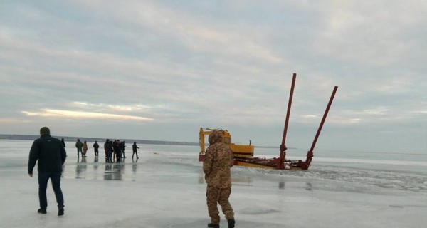 Одесские воры пытались украсть подводный кабель плавучим экскаватором  