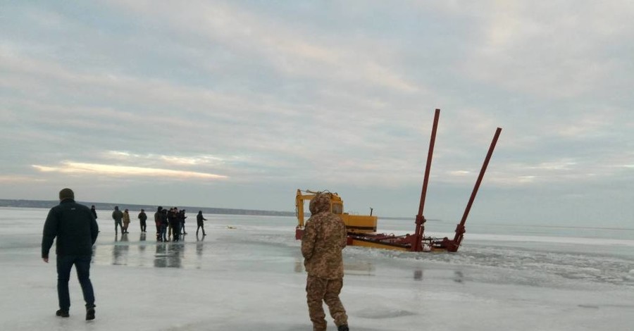 Одесские воры пытались украсть подводный кабель плавучим экскаватором  