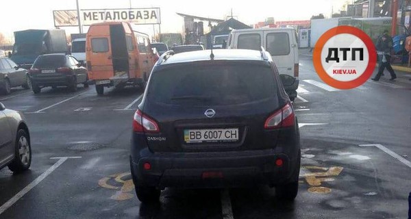 В Киеве водитель припарковался сразу на двух местах для инвалидов 