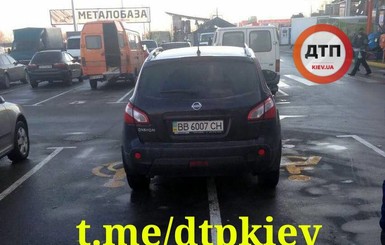 В Киеве водитель припарковался сразу на двух местах для инвалидов 
