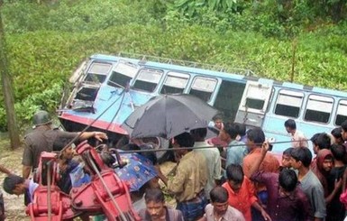 В Индии школьный автобус столкнулся с грузовиком