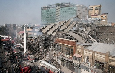 В Тегеране 30 спасателей погибли при тушении пожара