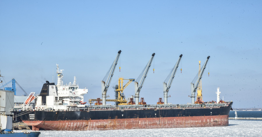 В Одессе море слегка замерзло и лед вокруг кораблей разбивают буксиром