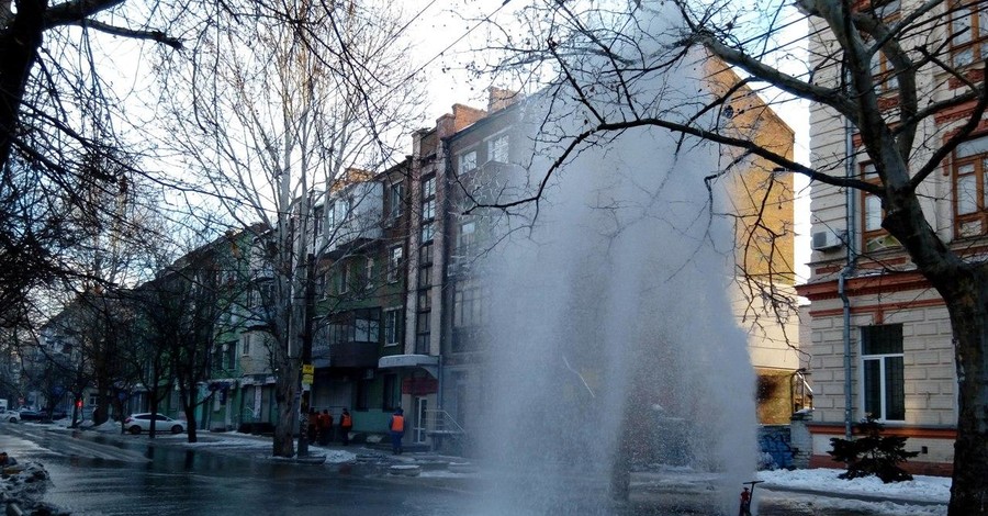 В центре Днепра из-под асфальта забил 10-метровый фонтан