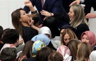 В Турции три депутата парламента попали в больницу после драки 