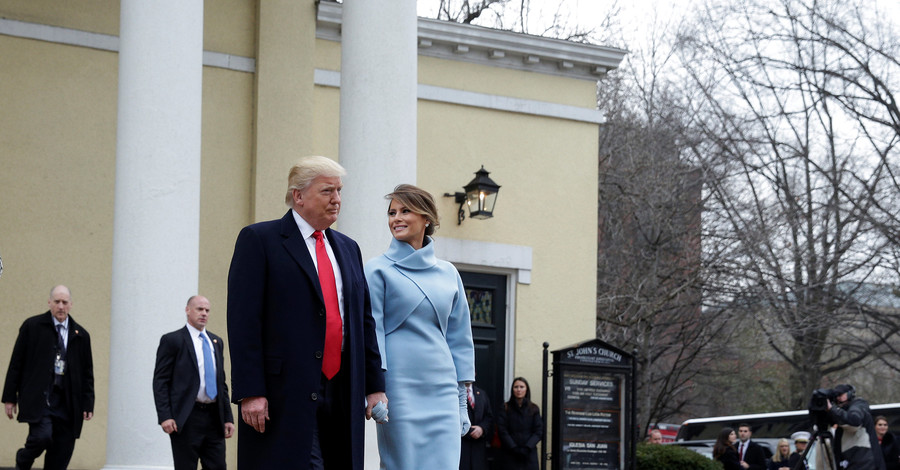 Мелания Трамп для инаугурации мужа выбрала костюм от дизайнера Клинтон