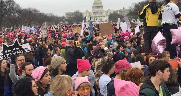 На акцию против Трампа в Вашингтоне вышли тысячи человек