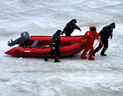 Пьяных рыбаков всем селом спасали со льдины в Каховском водохранилище 
