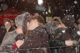 Влюбленных горожан засыпало снегом 