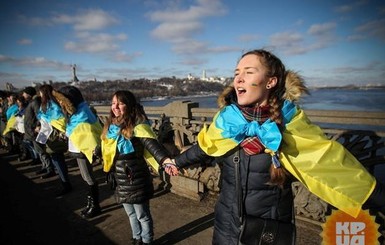 В День Соборности Украины живой цепью соединили два берега Днепра