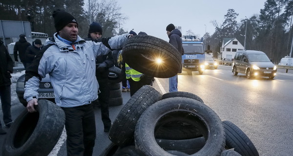 Из-за чего автомобилисты блокируют въезды в Киев