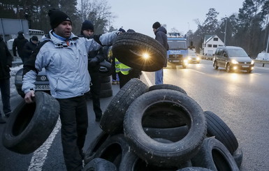 Из-за чего автомобилисты блокируют въезды в Киев