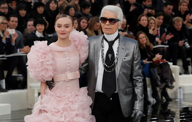 Дочь Джонни Деппа вышла на подиум Chanel в роскошном платье из органзы