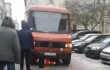 В центре Львова фургон раздавил парковщика 