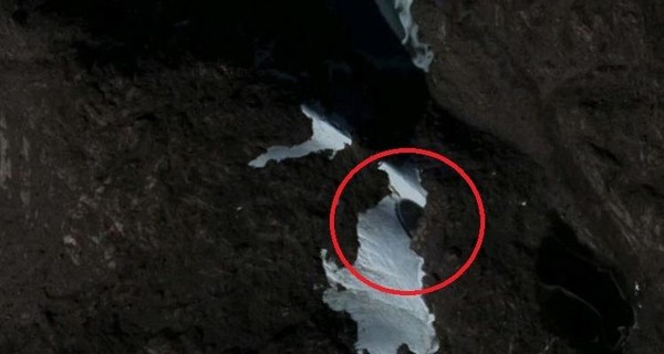 Уфологи обнаружили на Южном полюсе скованную во льдах летающую тарелку