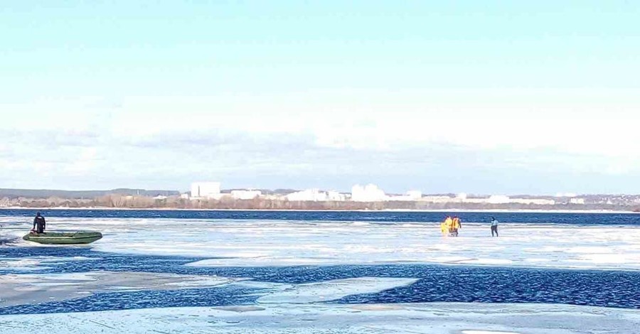 В Киеве 22 рыбака унесло на льдине