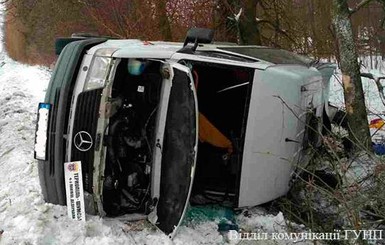 В Тернополе из-за скользкой дороги перевернулся автобус с пассажирами