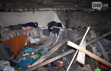 Внутри Потемкинской лестницы мусорная свалка и жилище бомжа Андрея 