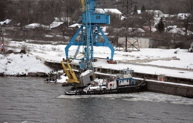 В Каменском затонула баржа, в Днепр вылилось 300 тонн мазута
