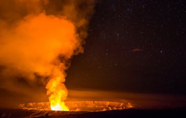 Фотографы сняли захватывающее видео извержения вулкана в воду