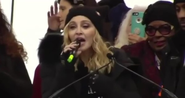 Песни Мадонны запретили на радио в США, а на звезду 