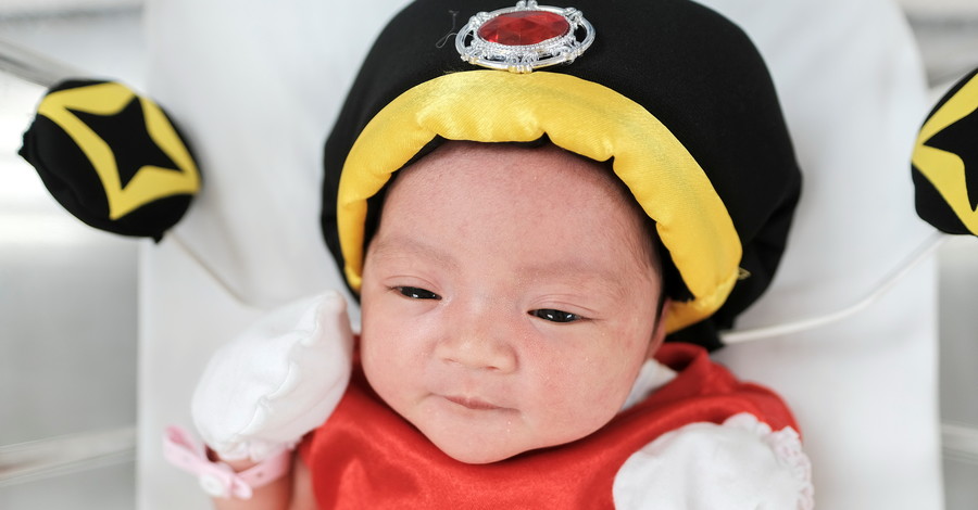 В Таиланде новорожденных младенцев переодели в маскарадные костюмы в роддоме