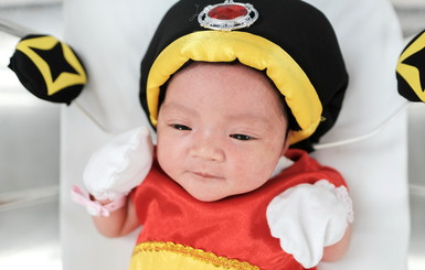 В Таиланде новорожденных младенцев переодели в маскарадные костюмы в роддоме
