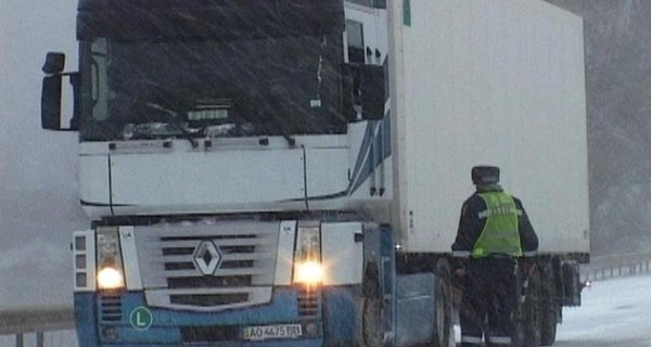 В Хмельницкой области из-за гололеда ограничено движение автобусов и грузовиков