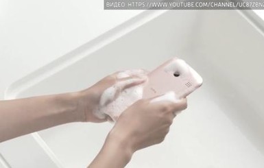 В Японии создали смартфон, который можно помыть в горячей воде с мылом