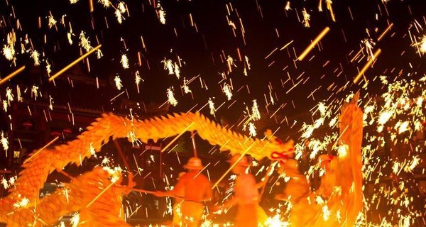 В Китае исполнили яркий танец Огненного дракона