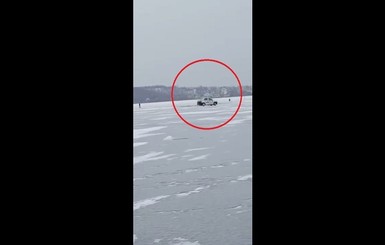 Таксист довез рыбака до лунки посреди замерзшего озера
