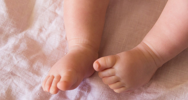 Школьница выбросила из окна живого новорожденного