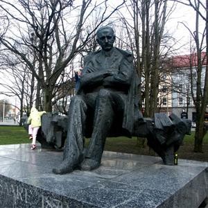 Эстония снова нарывается на скандал из-за советских памятников 