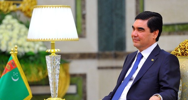 Президент Туркменистана спел избирателям песню под гитару