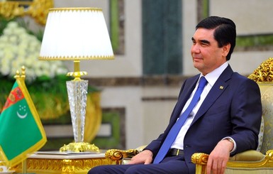 Президент Туркменистана спел избирателям песню под гитару