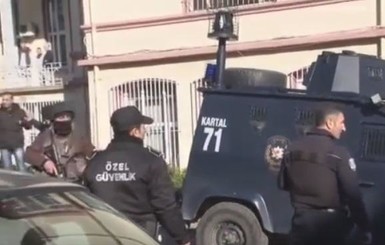В Стамбуле вооруженный полицейский забаррикадировался в психиатрической клинике и угрожал покончить с собой