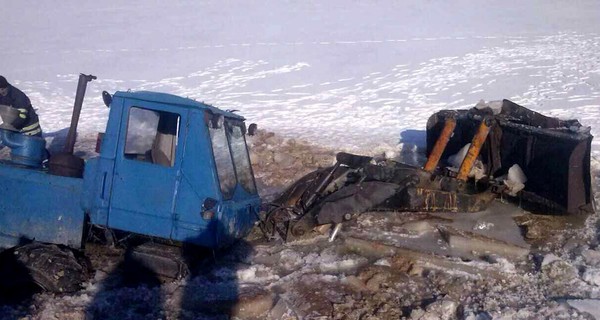 В Днепропетровской области спасатели доставали из реки школьный автобус и трактор