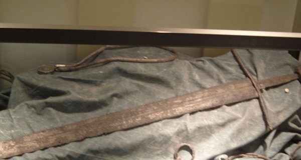 Из Ровенской области контрабандисты хотели вывезти и продать средневековый меч