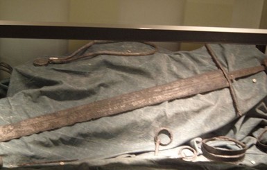Из Ровенской области контрабандисты хотели вывезти и продать средневековый меч