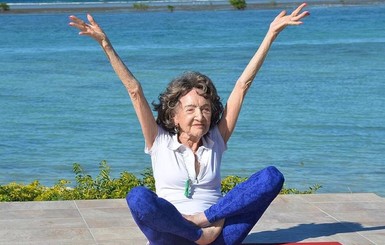 Как выглядит старейший в мире инструктор по йоге