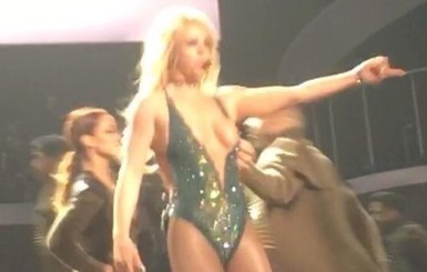 Бритни Спирс во время концерта случайно оголила грудь