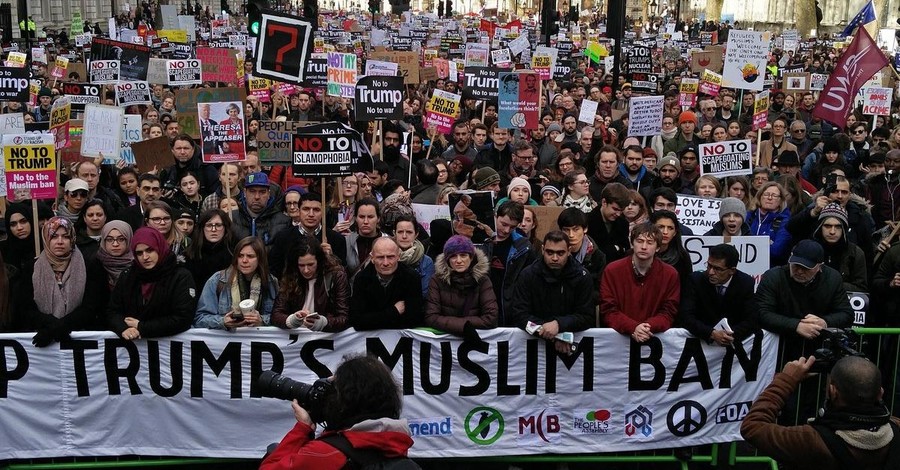 Жители Лондона вышли на акцию протеста против приезда Трампа