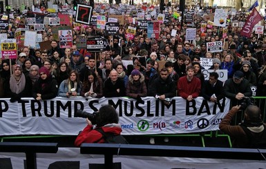 Жители Лондона вышли на акцию протеста против приезда Трампа