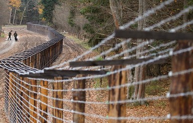 Латвия завершила строительство стены на границе с Россией