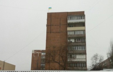 Неизвестные подняли над Донецком флаг Украины