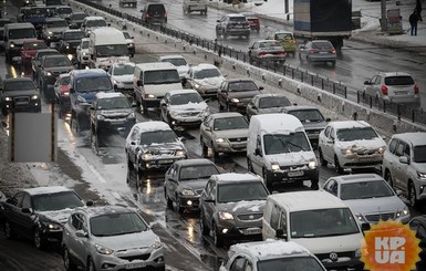 Из-за сильного снегопада в Киеве зафиксированы 10-балльные пробки