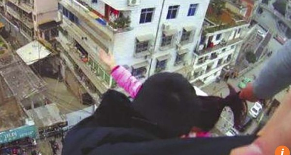 В Китае муж спас жену от прыжка с крыши, поймав за волосы 