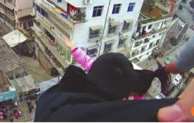 В Китае муж спас жену от прыжка с крыши, поймав за волосы 